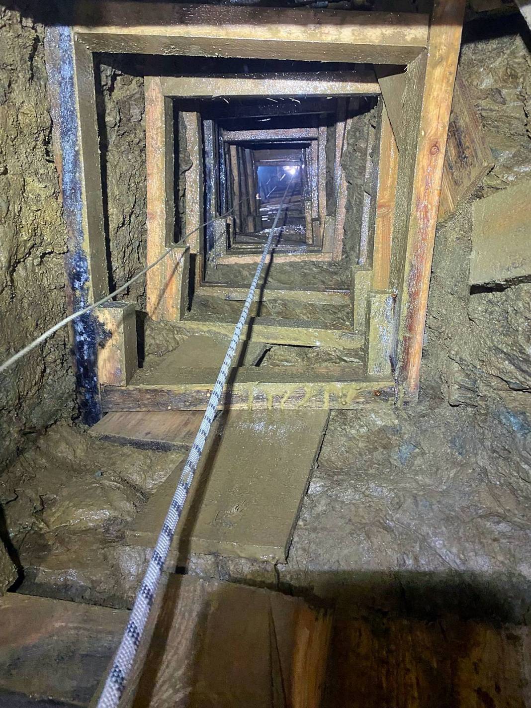 Yerin metrelerce altına kaçak asansör kurdular: Nedeni 'Pes' dedirtti! Suçüstü yakalandılar 7